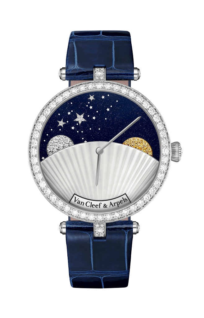 레이디 아펠 데이 앤 나잇(Lady Arpels Jour Nuit) 워치. 38mm 케이스(화이트 골드, 다이아몬드). 어벤츄린 글래스, 마더 오브 펄, 화이트 골드, 옐로우 골드, 다이아몬드, 옐로우 사파이어로 제작된 다이얼. 셀프 와인딩 메케니컬 무브먼트, 주간/야간 모듈 직접 교체 가능한 엘리게이터 레더 스트랩