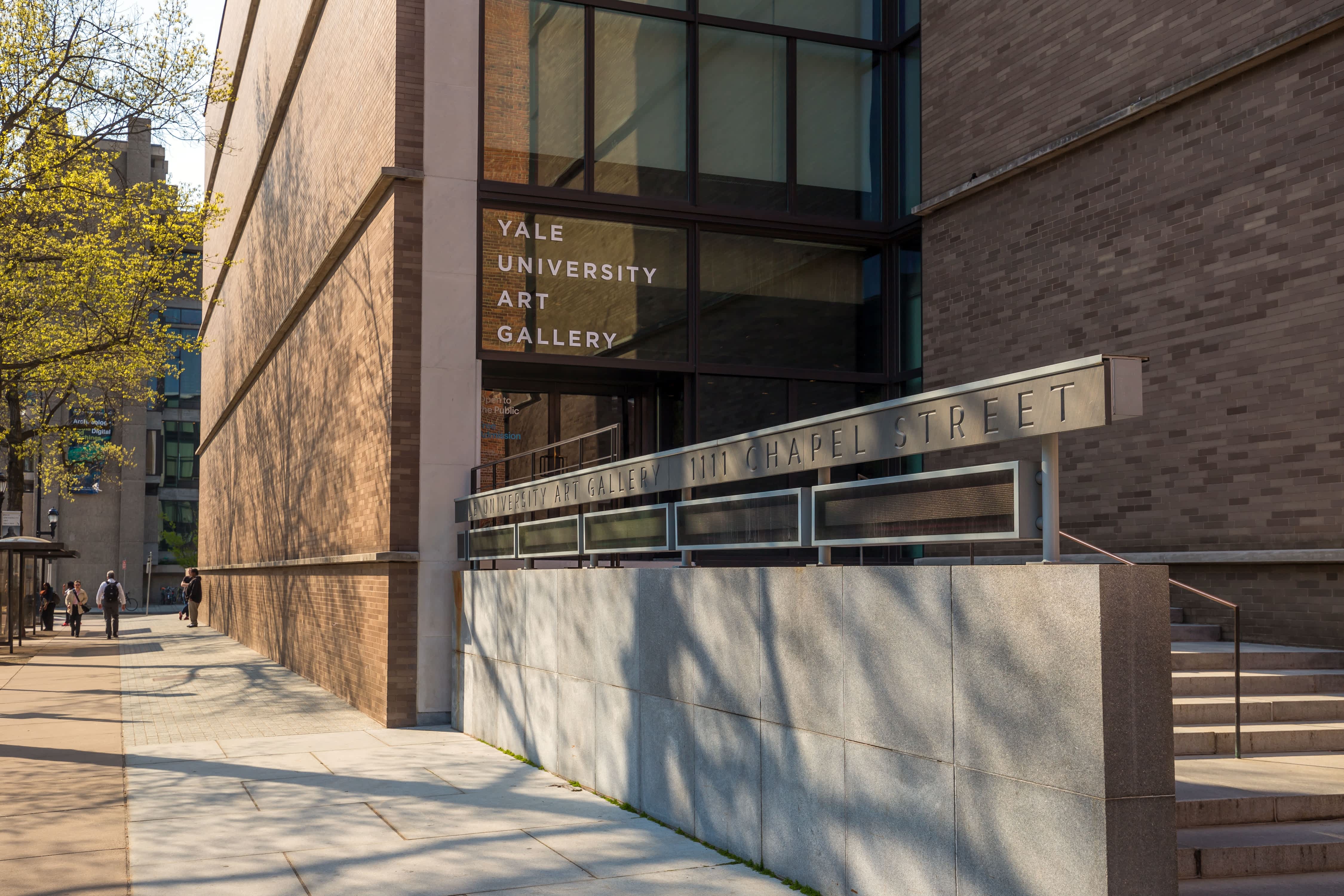 Yale University Art Gallery The entrance to Yale University Art Gallery, a sleek, modern-looking building with a sign showing the name of the gallery.