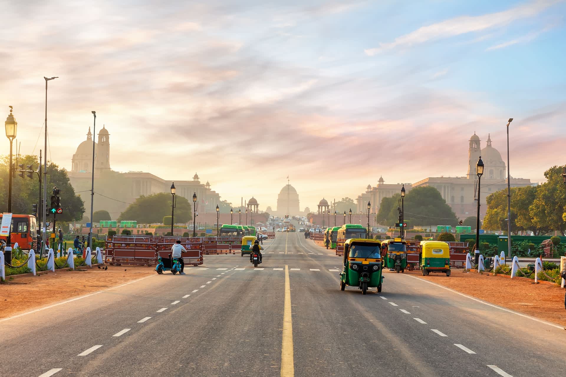 delhi-shutterstock_2183275499-rfc.jpeg The road to the Presidential Residance or Rashtrapati Bhavan with auto rickshaws on the road