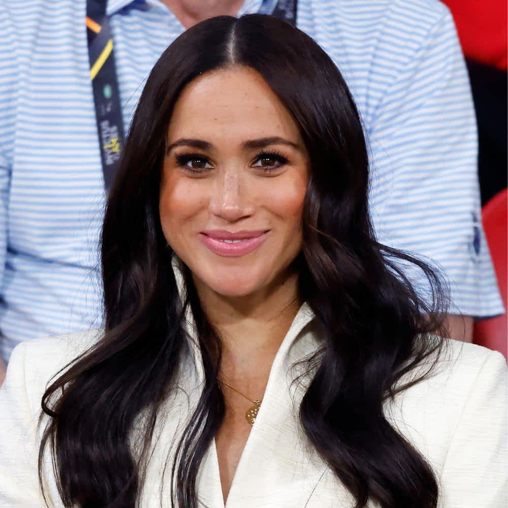 meghan markle pose with loosely curled hair